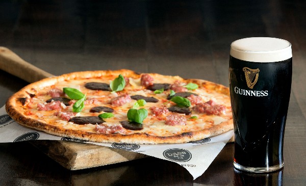    GUINNESS TEAMS UP WITH ITALIAN RUGBY LEGEND, MARTIN CASTROGIOVANNI AND BASE WOOD FIRED PIZZA TO CREATE THE ULTIMATE ITALIAN-IRISH PIZZA, WITH A TOUCH OF GUINNESS MAGIC – ‘THE GUINNESS SCRUMPTIOUS’